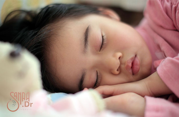 کودکی که در خواب دندان قروچه میکند