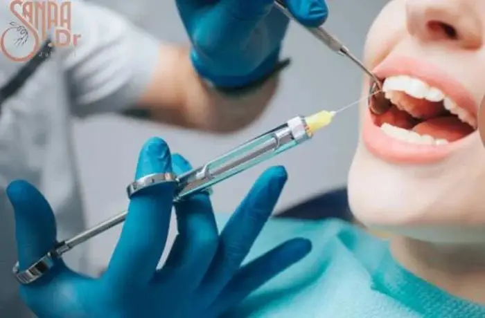 آمپول برای درد شدید دندان خانمی که به دندانش دارند آمپول می زنند.